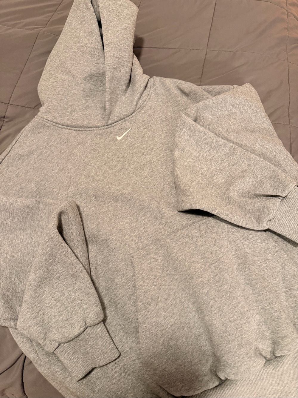 Nike Men’s Light Gray Crewneck Pullover Hoodie with Swoosh
